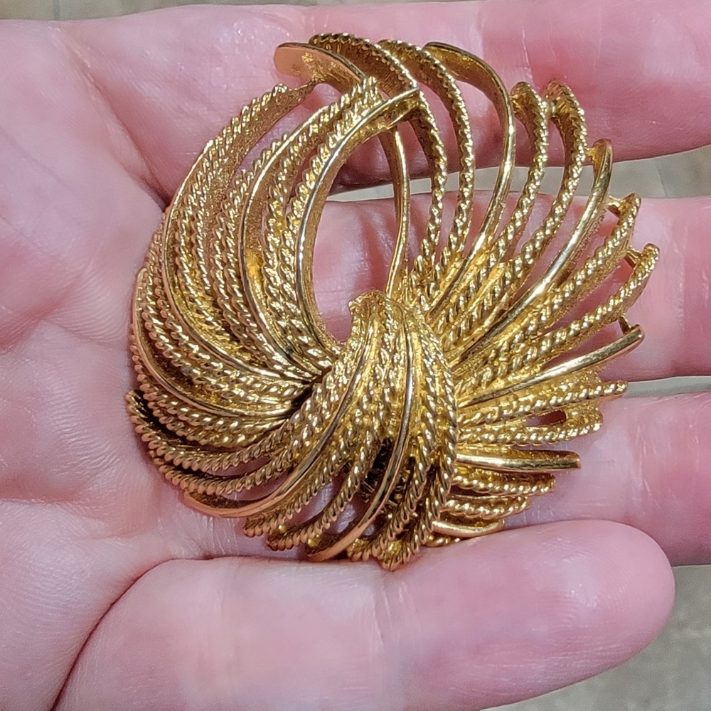Vintage Monet Mirador Fireworks Swirl Goldtone Brooch Pin